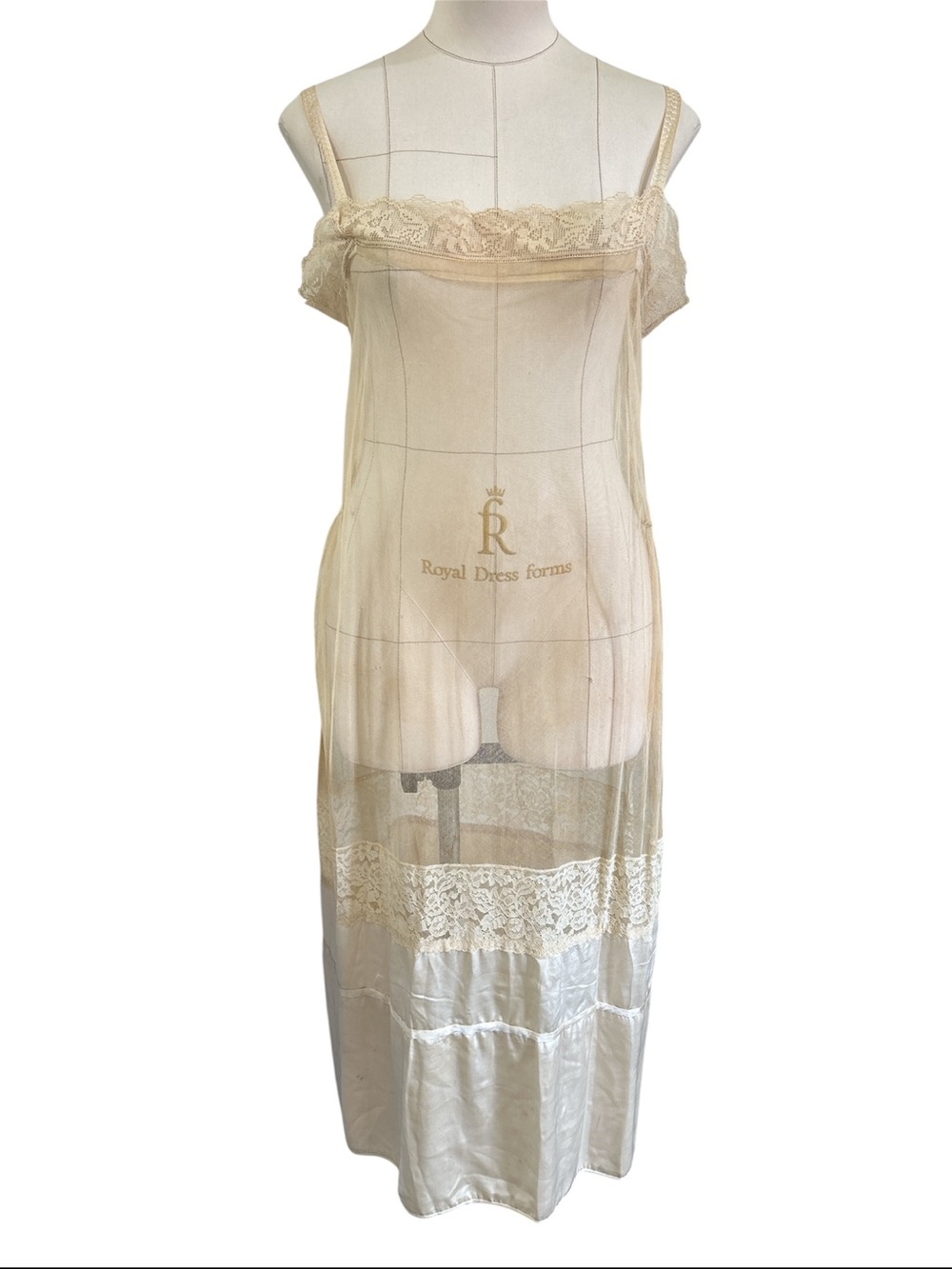 1920’s Vintage Edwardian mesh net silk Chantilly lace slip cream s/m